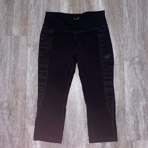 Cropped fitted black leggings